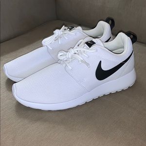NWOT BRAND NEW white NIKE Roshe